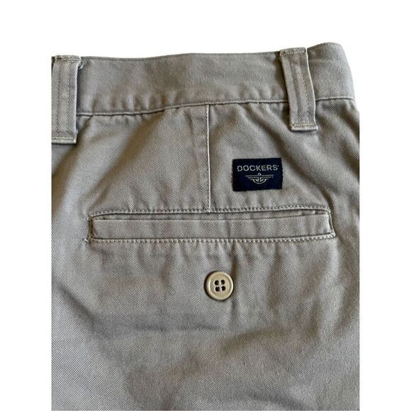 Dockers khaki shorts size 36 - Picture 4 of 7